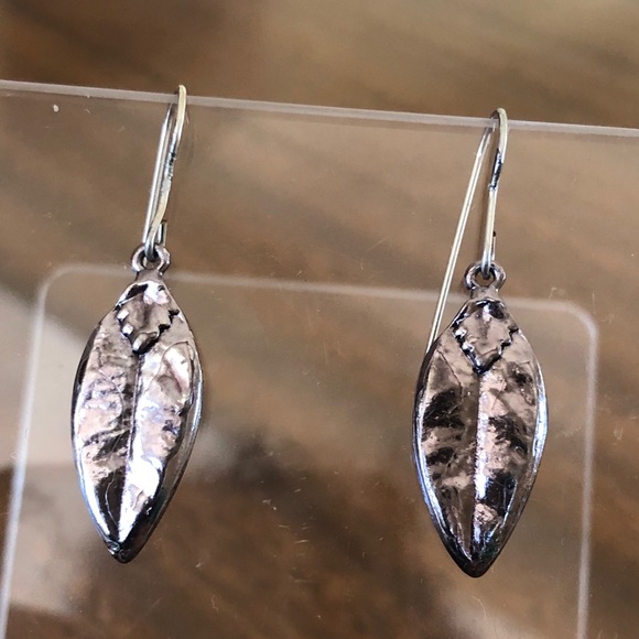 NWOT gunmetal shiny silver antique french wire  leaf earrings - Picture 1 of 10